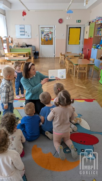 Biblioteka Gorlice, Bibliotekarka pokazuje książkę o króliczku